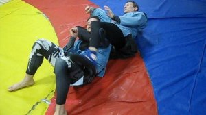 2017 год. Выход со спины на удушение ногами с использованием отворотов куртки.