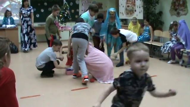 собирают снежки смотреть онлайн