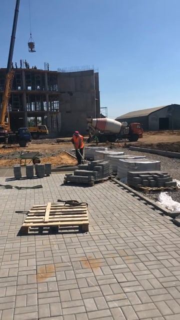 Процесс укладки тротуарной плитки перед асфальтирова смотреть онлайн