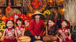 Лунные пряники, поет ансамбль Линлибаобей (г.Москва). Песня посвящена празднику Середины Осени.