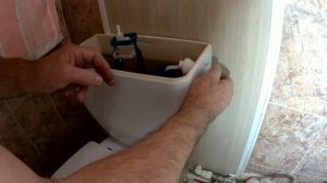 Если вода течет в унитаз постоянно, не обязательно мен