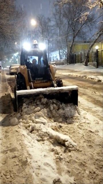 Колесный минипогрузчик чистит снег. Специальная техн? смотреть онлайн