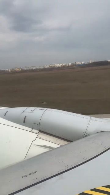 #shorts Самолёт набирает скорость и отрывается от земли А смотреть онлайн