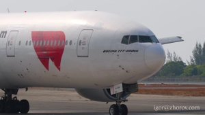 Боинг 777 авиакомпании “Красные крылья” (Red Wings) на рулении перед вылетом, аэропорт Пхукет.
