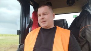 машинист экскаватора приветствует тебя