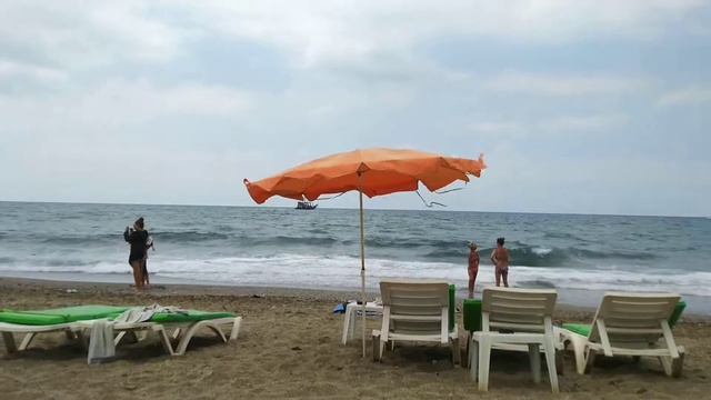 Пасмурно, море, пляж. Аланья, Турция, июль 2019г. смотреть онлайн