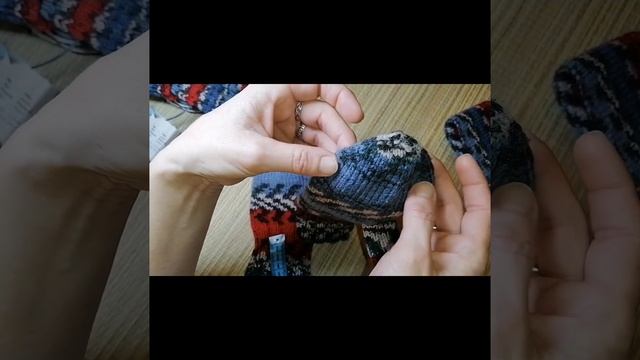 Простой комплект - шапка, варежки, манишка из YarnArt Crazy color.