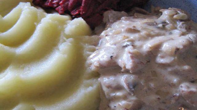 Мясное жаркое с грибами в сметанном соусе.