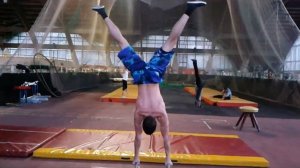 Попытки научиться стоять на одной руке [Trying to learn to stand on one hand]
