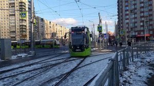 Трамвай Stadler B85600M "Чижик" 001 отправляется с остановки проспект Наставников