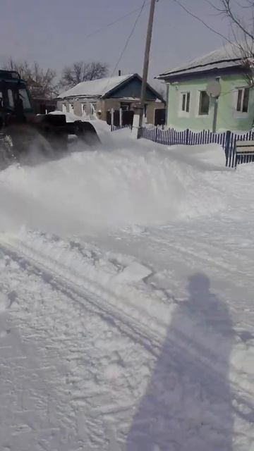 Мтз 80 чистит снег смотреть онлайн