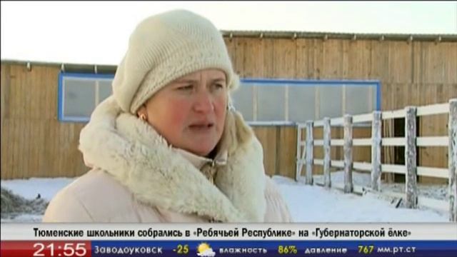 Ведущие смеются в прямом эфире вечерних новостей