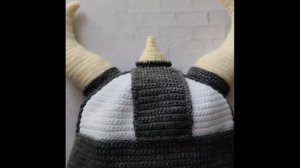 Вязаная шапка с рогами "Шлем викинга"