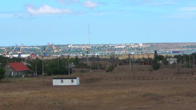 Керчь. Огромный  «Парус» памятник Героям Эльтигенского десанта.