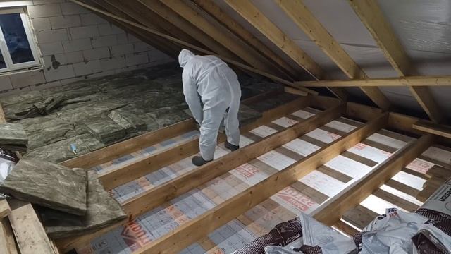 укладка минеральной ваты на чердаке между балками