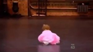 Маленькие смешные дети танцуют   2 летняя балерина!