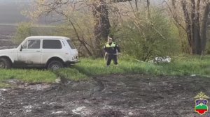 Помогли водителю, машину которого потоком воды унесло с дороги в поле, автоинспекторы в КЧР