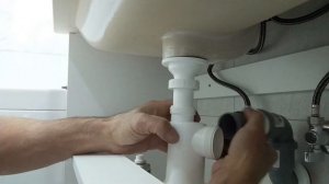 Установка сифона с помощью сантехнической смазки LUBRIUM