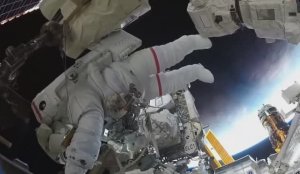 Космонавт в скафандре в открытом космосе.