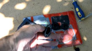 Бензопила сама газует и глохнет