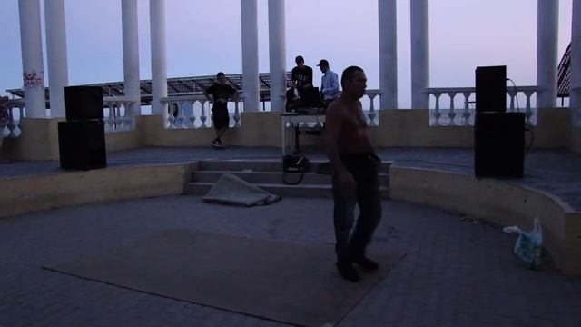 Пьяный чел на разогреве у брейк дансеров смотреть онлайн