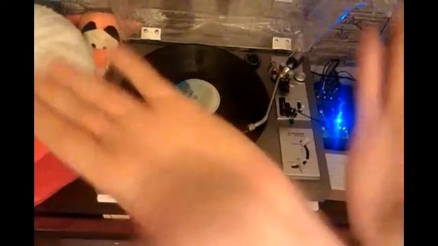 Музыка винила на видео танцы пальцами