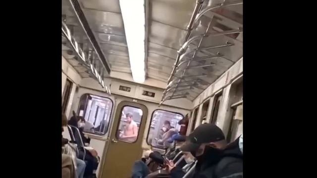 Мужчина разделся в метро / Пранк или не Пранк?