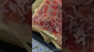 Пицца сочная и вкусная.