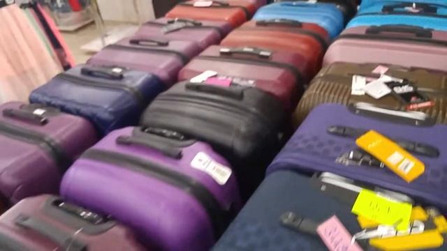 Ассортимент и цены на чемоданы в магазине 82 Sali Pazari, Аланья, Турция, июль 2019г. смотреть онлайн