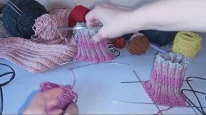 ИЗ ОВЕЧЬЕЙ ШЕРСТИ НАЧИНАЮ ВЯЗАТЬ НОСОЧКИ