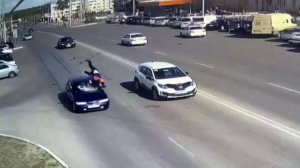 В Иркутской области дворник сделал мощный кульбит в воздухе после удара авто