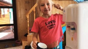 ЧЕЛЛЕНДЖ - сколько Полина может выпить кружек воды подряд?!