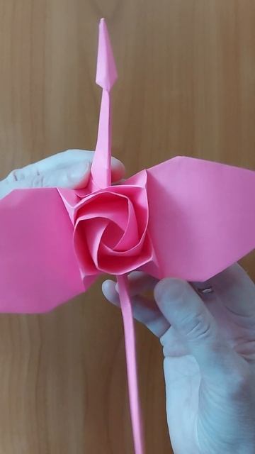 Журавль с розой на спине, оригами #shorts смотреть онлайн