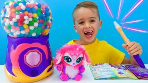 Влад и Ники. Ники играет с интересными игрушками и помогает своим друзьям! Весёлое видео для детей.