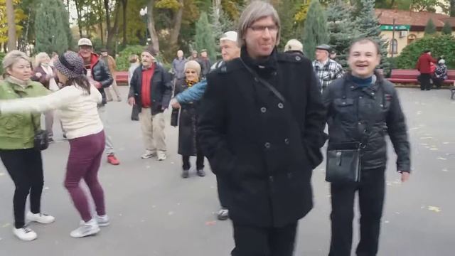 Харьковтанцы в паркеЗацелую!