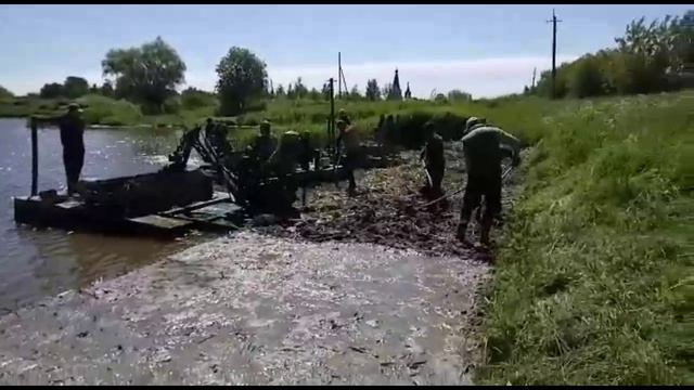 Раменское Новохаритоново. Очистка от камыша и водной растительности. Формирование берегов пруда