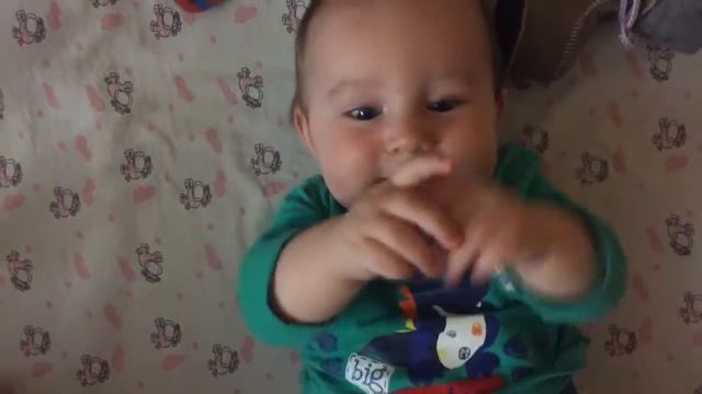 Малыш ржет, как взрослый))))) смотреть онлайн