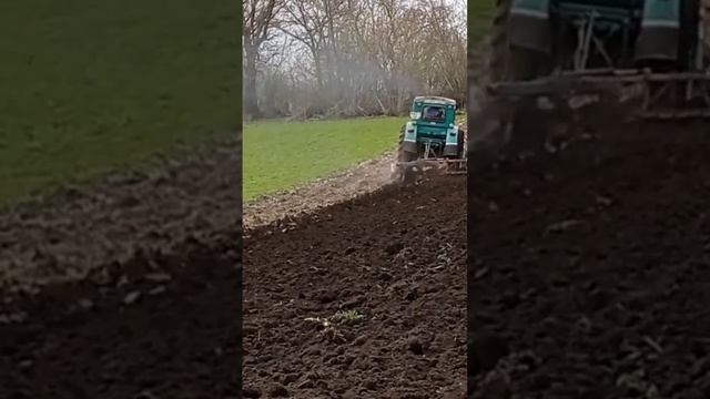 Оранка весной трактором Т-40 плугом ПЛН-3.35 смотреть онлайн