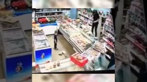 Пьяная неадекватка разнесла продуктовый магазин у сына на глазах,ей нельзя в магазины ходить)))))