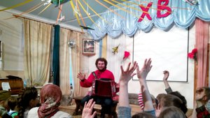 Гармонист Михаил Коломыцев на празднике, посвященном Дню Великой Победы, 8 мая 2016 г.