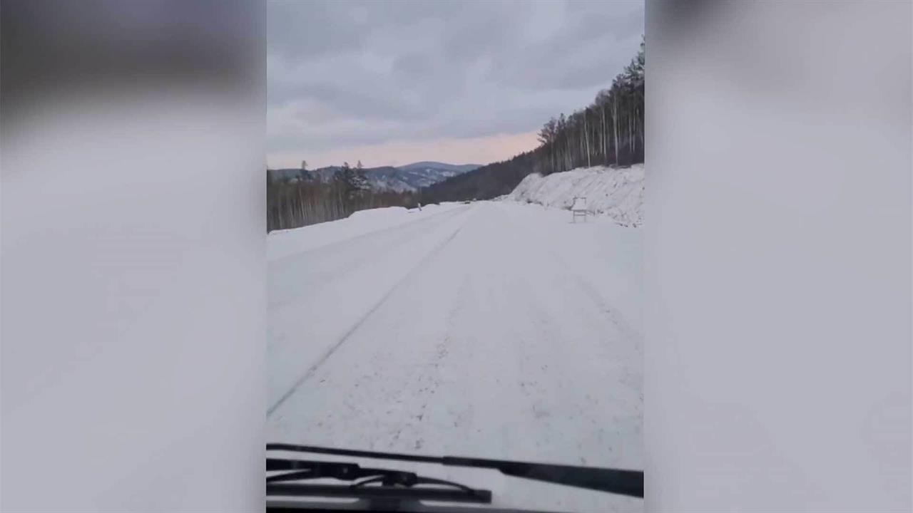 Снегопад обрушился на регионы, где борются с природными пожарами