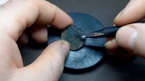 Чистка копаной монеты с сильными окислами.