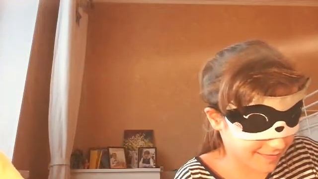 Кто лучше нарисует с закрытыми глазами тот и получит подарок