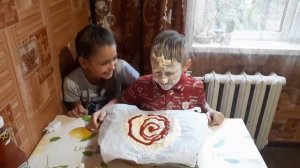 ЛИЦОМ В МУКУ ЧЕЛЛЕНДЖ ВЫЗОВ ПРИНЯТ КАМЕНЬ НОЖНИЦЫ БУМАГА