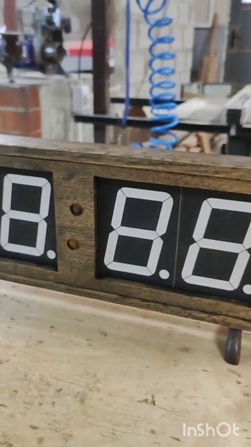 Настольные электронные часы в дубе #woodworking