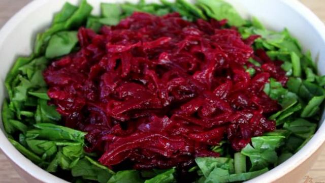 Свекольный салат со шпинатом и черносливом
