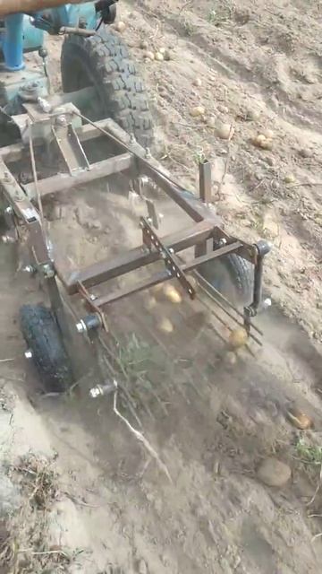 Самодельная картофелекопалка для мтз-06 ,работа грохот смотреть онлайн