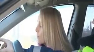 Прикол Блондинка за рулём