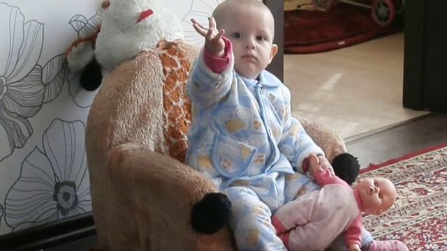 Приколы с детьми. Милые дети. Дочка посылает воздушный поцелуй маме.