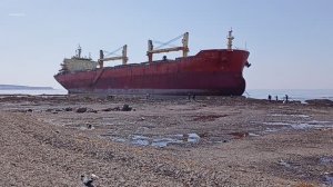 Севший на мель сухогруз Ань Янь 2 в городе Невельск, остров Сахалин. Апрель 2025 года.mp4